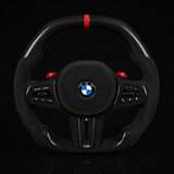 Volante BMW Alcantara de fibra de carbono brillante con rayas rojas y fondo plano para chasis G/F - Diseño exclusivo de CARBONE para F90 M5 M8 X5 X6 M850i M840i M550 M540i