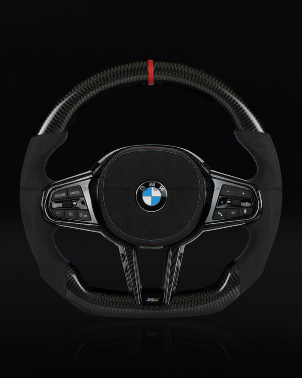 Volante de fibra de carbono seco mate con rayas rojas de fondo plano BMW Alcantara para chasis G/F - Diseño exclusivo de CARBONE para F90 M5 M8 X5 X6 M850i ​​M840i M550 M540i 