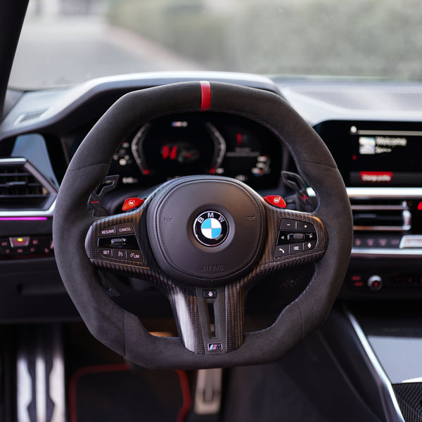 Volante BMW Alcantara de fibra de carbono brillante con rayas rojas y fondo plano para chasis G/F - Diseño exclusivo de CARBONE para F90 M5 M8 X5 X6 M850i ​​M840i M550 M540i 