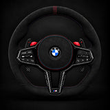 Volante de fibra de carbono seco mate con rayas rojas de fondo plano BMW Alcantara para chasis G/F - Diseño exclusivo de CARBONE para F90 M5 M8 X5 X6 M850i ​​M840i M550 M540i 