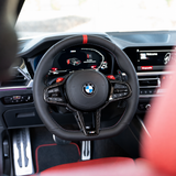 BMW Alcantara Volant en fibre de carbone sec mat à fond plat à rayures rouges pour châssis G/F - Design Signature CARBONE pour F90 M5 M8 X5 X6 M850i ​​M840i M550 M540i 