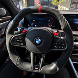 Volante de fibra de carbono seco mate con rayas rojas de fondo plano BMW Alcantara para chasis G/F - Diseño exclusivo de CARBONE para F90 M5 M8 X5 X6 M850i ​​M840i M550 M540i 
