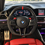 Volante de fibra de carbono seco mate con rayas rojas de fondo plano BMW Alcantara para chasis G/F - Diseño exclusivo de CARBONE para F90 M5 M8 X5 X6 M850i ​​M840i M550 M540i 
