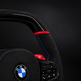 Volant en fibre de carbone brillant à rayures rouges à fond plat BMW Alcantara pour châssis G/F - Design Signature CARBONE pour F90 M5 M8 X5 X6 M850i ​​M840i M550 M540i 