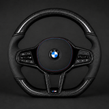 Volante BMW Alcantara de fibra de carbono brillante con rayas rojas y fondo plano para chasis G/F - Diseño exclusivo de CARBONE para F90 M5 M8 X5 X6 M850i ​​M840i M550 M540i 